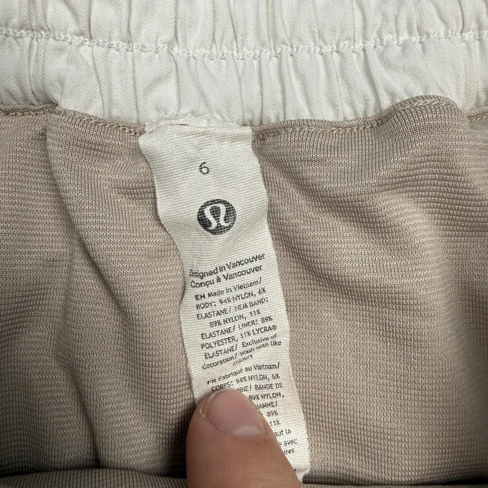 Lululemon Hotty Hot Shorts Womens 6 White Lined High Rise 3.5 Inseam
